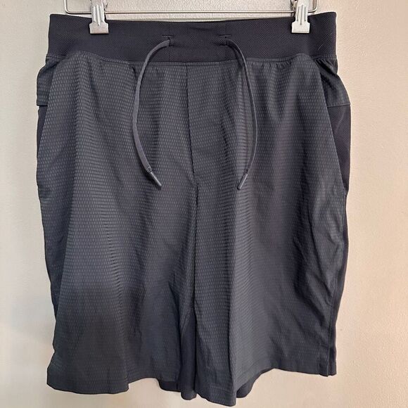 Lululemon T.H.E. Short 9" *Pique Mesh size medium - Picture 2 of 8